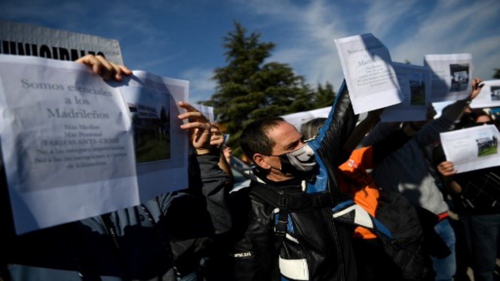 متظاهرون يحملون لافتات تدعو إلى تحسين الظروف خلال احتجاج في مدريد في 1 نوفمبر 2020 وسط جائحة فيروس كورونا