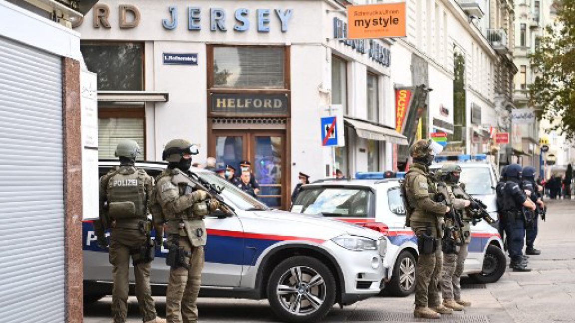 الشرطة النمساوية تحاصر الثلاثاء مكان اعتداء فيينا الذي حصل مساء الإثنين وذهب ضحيته أربعة أشخاص