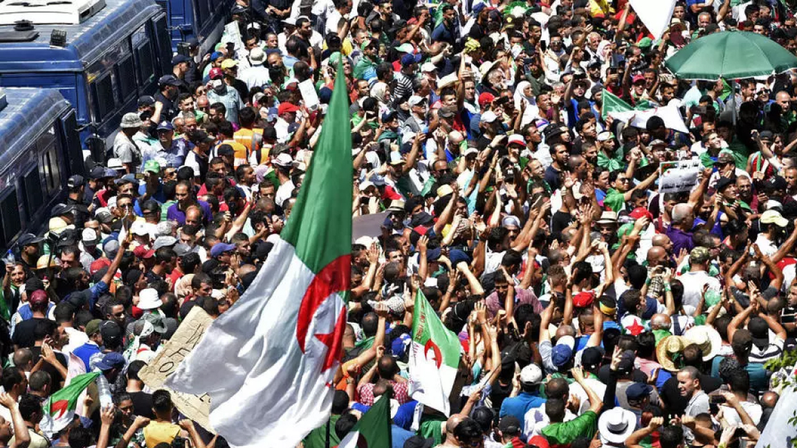 الحراك الشعبي الجزائري أدى إلى تعديل دستوري يعد بجزائر جديدة