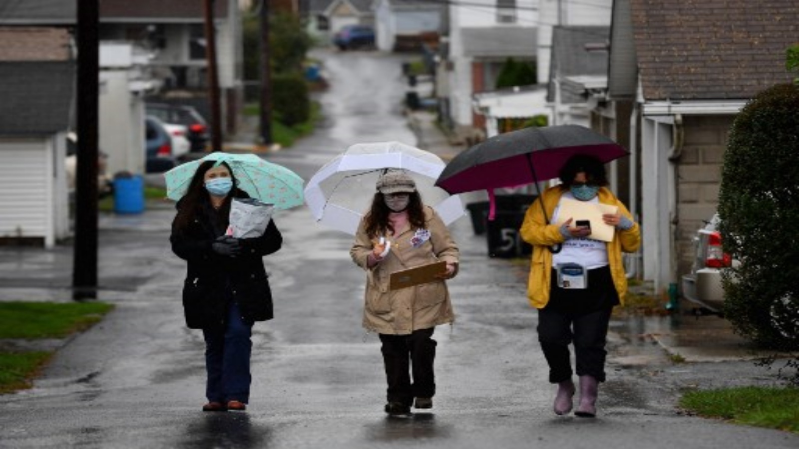 ناشطات الحزب الديمقراطي يمشين في أحد الأحياء بعد توزيع كتيبات إعلامية على السكان في كوبلاي ، بنسلفانيا في 29 أكتوبر 2020