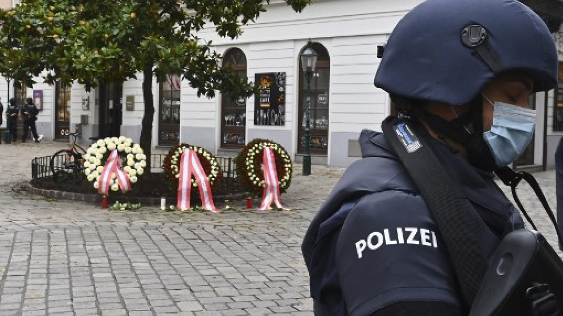 شرطي نمساوي قرب مكان حصول حادث فيينا اللإثنين