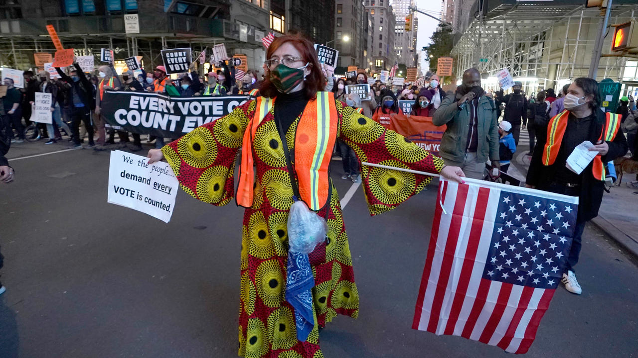 مناصرون لجو بايدن يتظاهرون في الجادة الخامسة في نيويورك في 4 تشرين الثاني/نوفمبر 2020