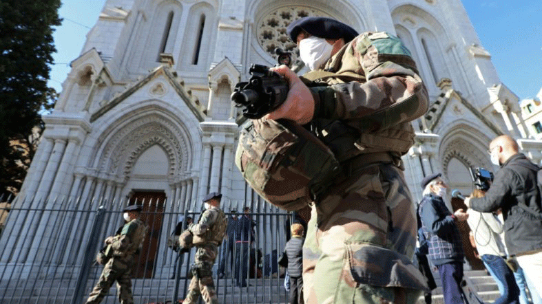 جنود فرنسيون أمام كاتدرائية السيدة العذراء في نيس التي شهدت الاعتداء الإرهابي الإسلامي الدامي