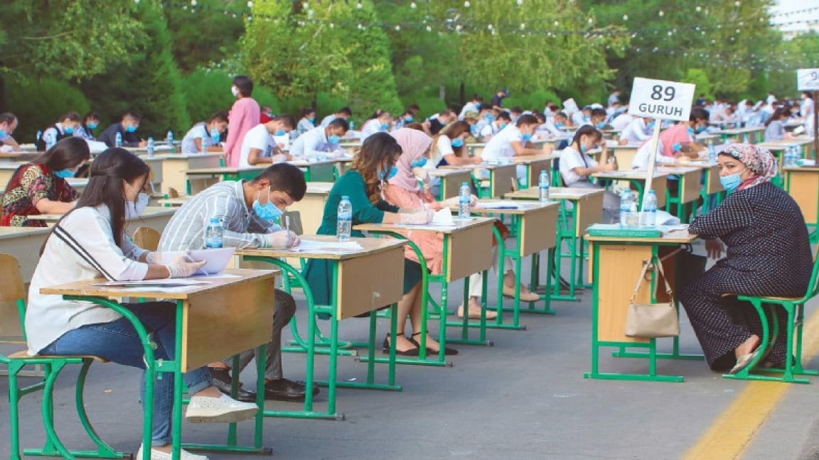 تلامذة في طشقند يقدمون امتحانًا في الهواء الطلق بسبب كورونا