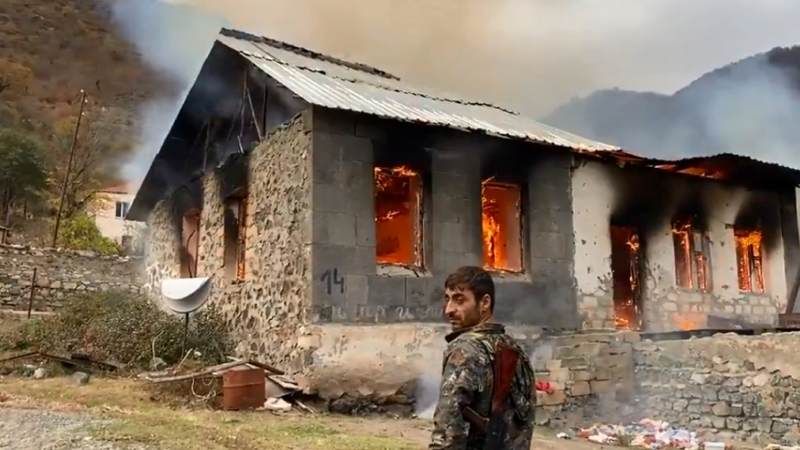 صورة مستقاة من فيديو منتشر على وسائل التواصل الاجتماعي لانفصالي أرميني يحرق منزله قبل مغادرة قريته التي سيسترجعها الأذربيجانيون
