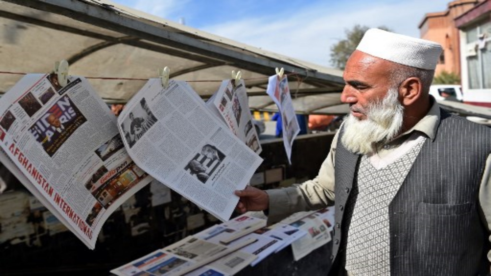 رجل يقرأ صحيفة محلية تعرض صورة الرئيس الأمريكي المنتخب حديثًا جو بايدن ، في كابول ، 8 نوفمبر ، 2020.