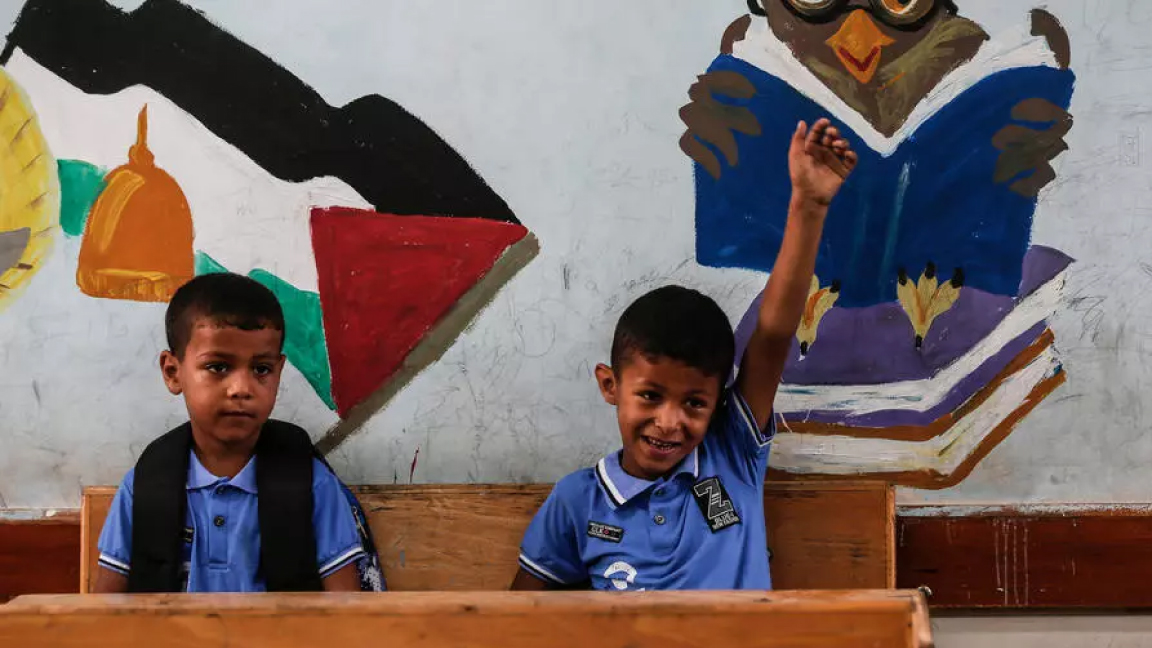 تلميذان فلسطينيان في مدرسة تديرها الأونروا في مخيم جباليا بشمال قطاع غزة في 8 أغسطس الماضي