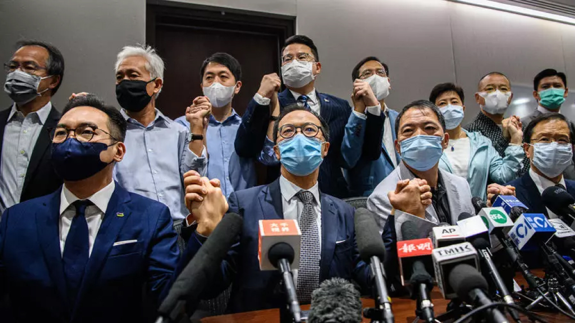 النواب المؤيدون للديموقراطية في هونغ كونغ يتعاضدون في مؤتمر صحافي في البرلمان الأربعاء