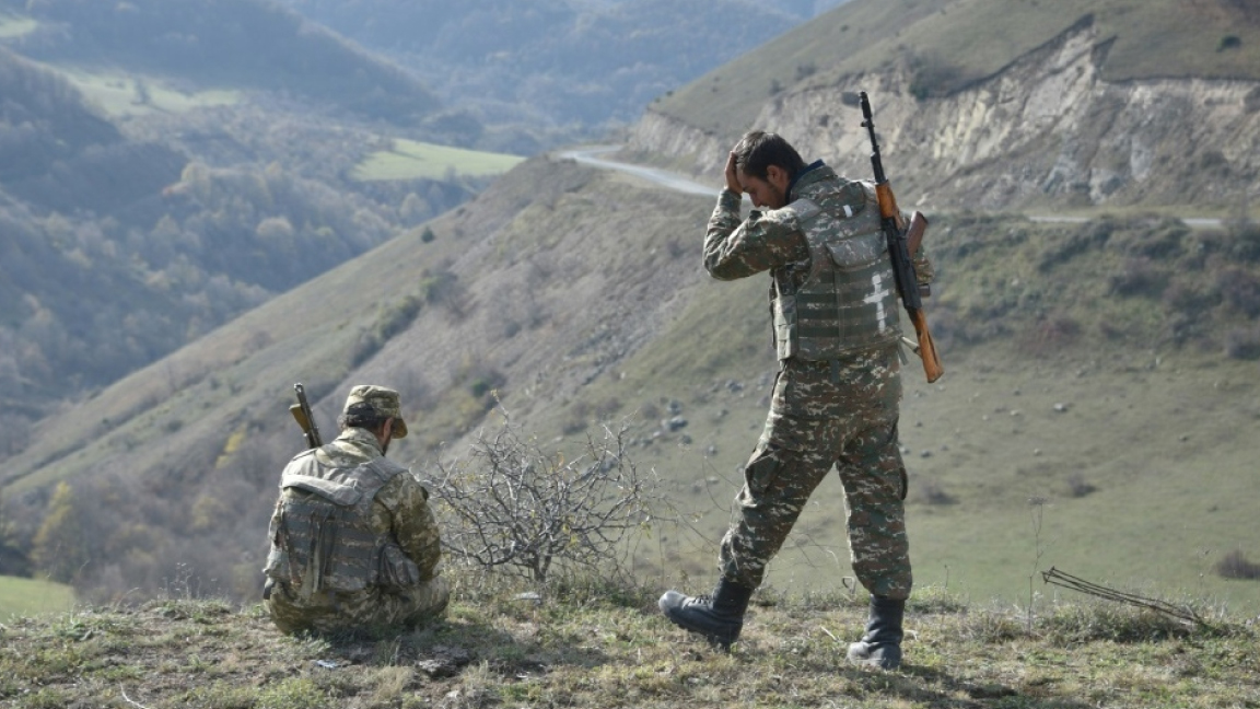 جنديان أرمينيان في مدينة شوشا الاستراتيجية في قره باغ