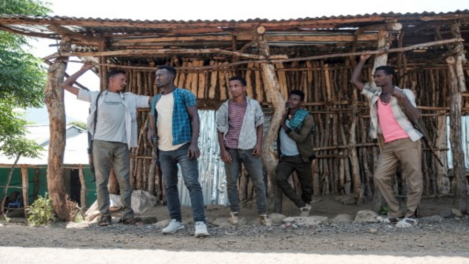 رجال مليشيات منطقة أمهرة الإثيوبية التي تقاتل إلى جانب القوات الفيدرالية والإقليمية ضد منطقة تيغراي الشمالية في بلدة موسيبامب على بعد 44 كم شمال غرب جوندر في 7 نوفمبر 2020