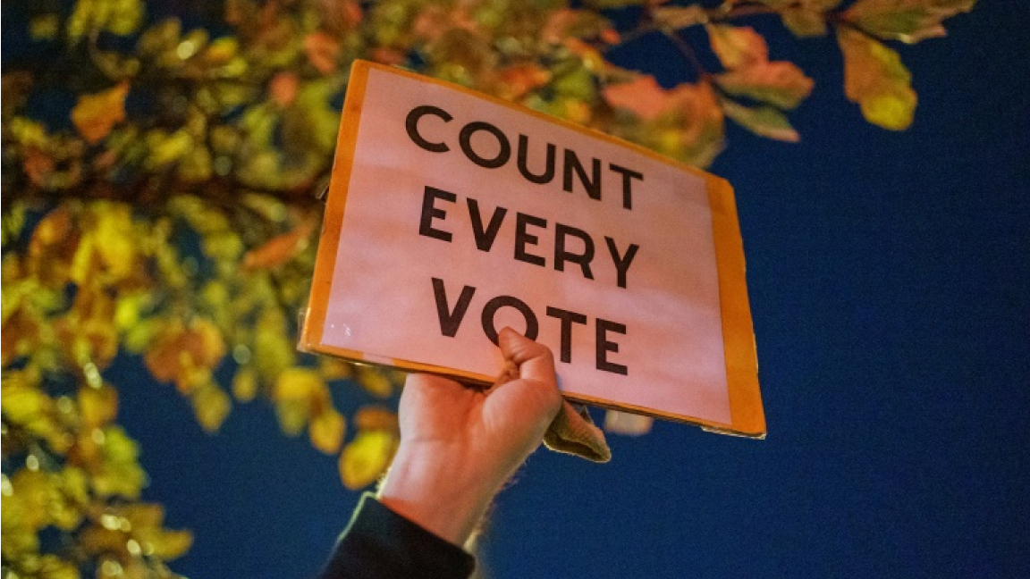 متظاهر في مينيابوليس يدعو إلى احتساب كل الأصوات في الانتخابات الأميركية الجمعة