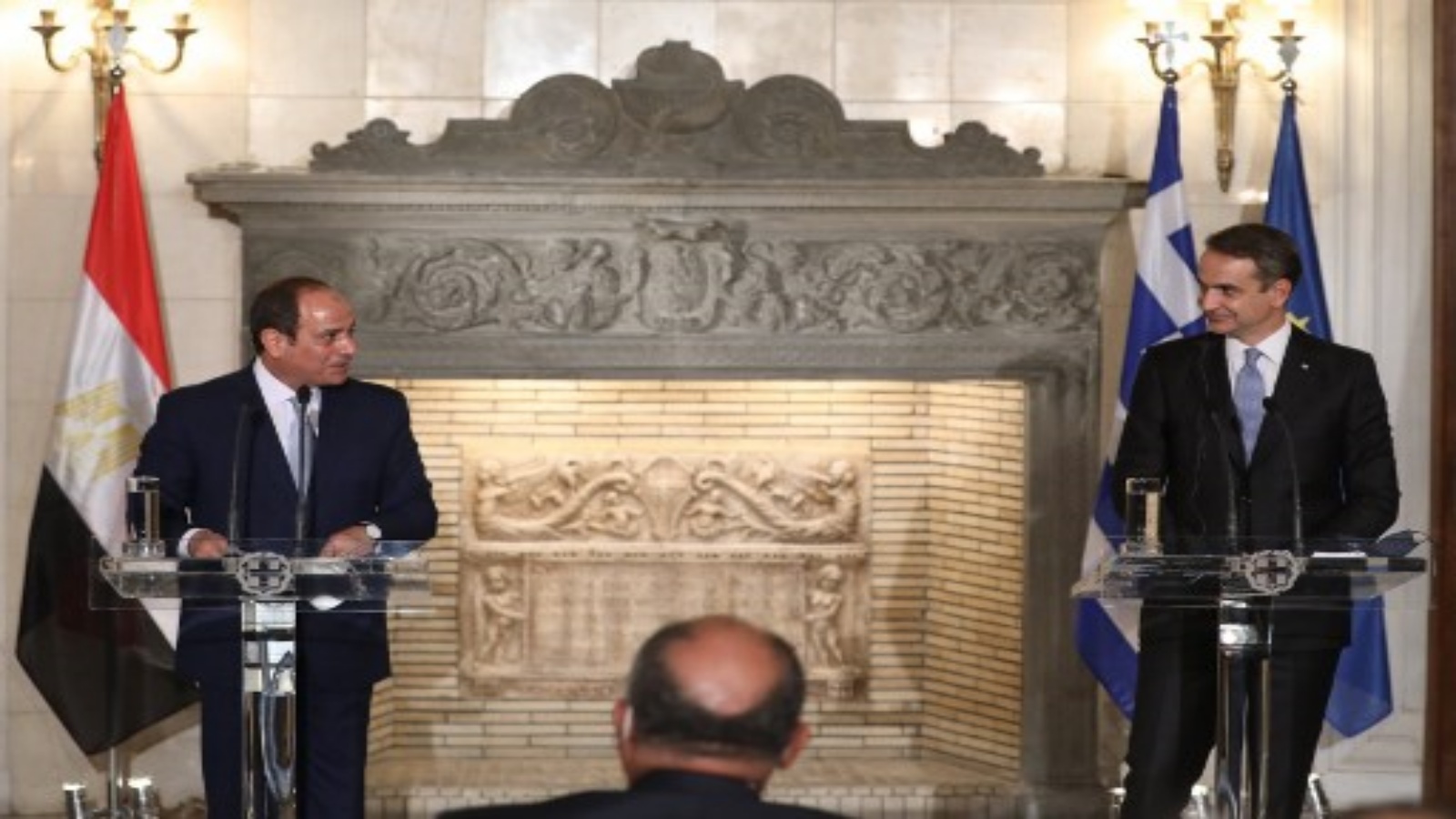 رئيس الوزراء اليوناني كيرياكوس ميتسوتاكيس والرئيس المصري عبد الفتاح السيسي يحضران مؤتمرا صحفيا مشتركا في قصر ماكسيموس بأثينا يوم 11 نوفمبر 2020.