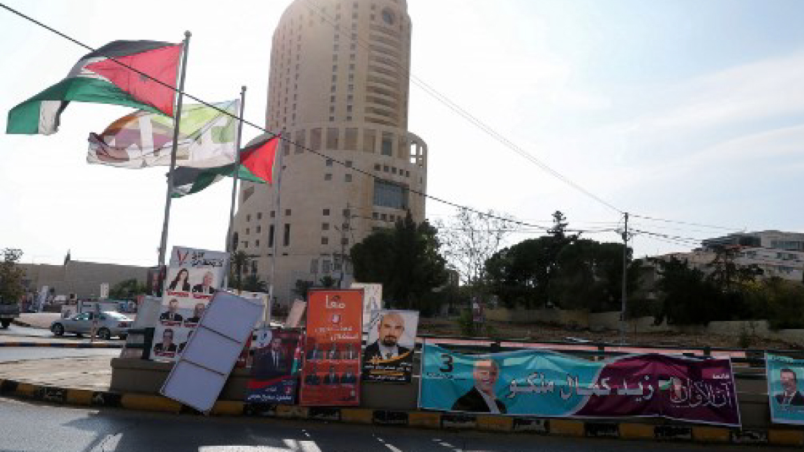 لوحات انتخابية في أحد شوارع عمان الأربعاء