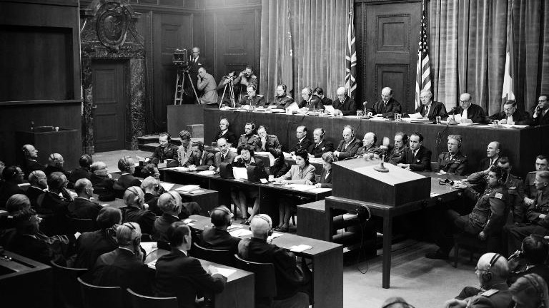 صورة تظهر قاعة المحاكمات في نورمبرغ في سبتمبر 1946