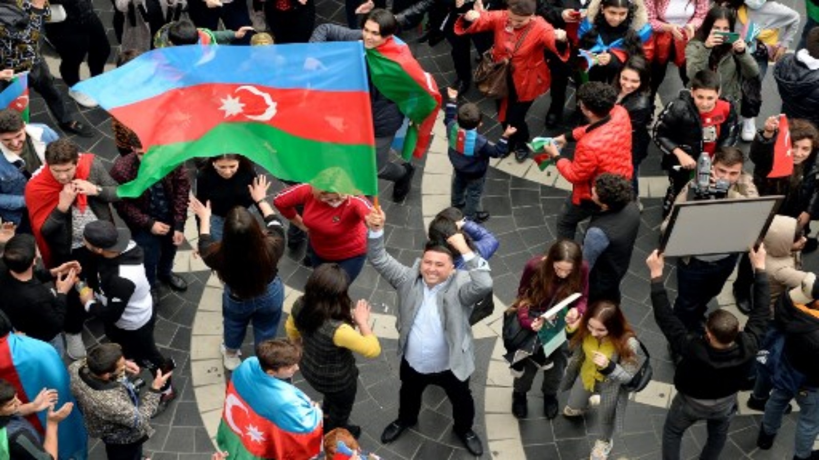 الأذربيجانيون يلوحون بالعلم الوطني أثناء احتفالهم في شوارع العاصمة باكو في 10 نوفمبر 2020 ، بعد أن وافقت أرمينيا وأذربيجان على وقف إطلاق النار بعد سلسلة من الانتصارات الأذرية في القتال على منطقة ناغورنو كاراباخ المتنازع عليها