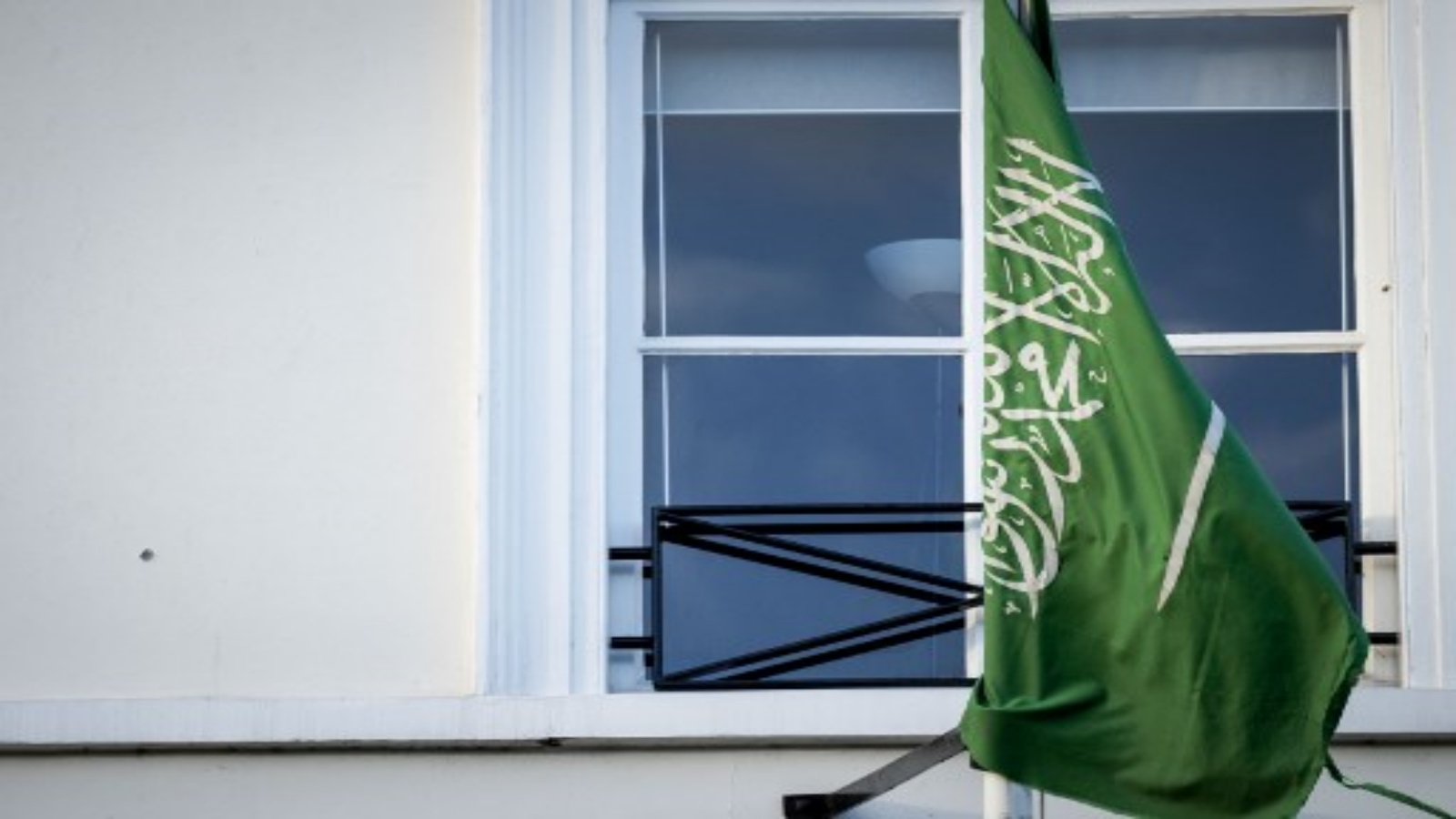 سفارة المملكة العربية السعودية في لاهاي في 12 نوفمبر 2020 بعد إطلاق النار عليها