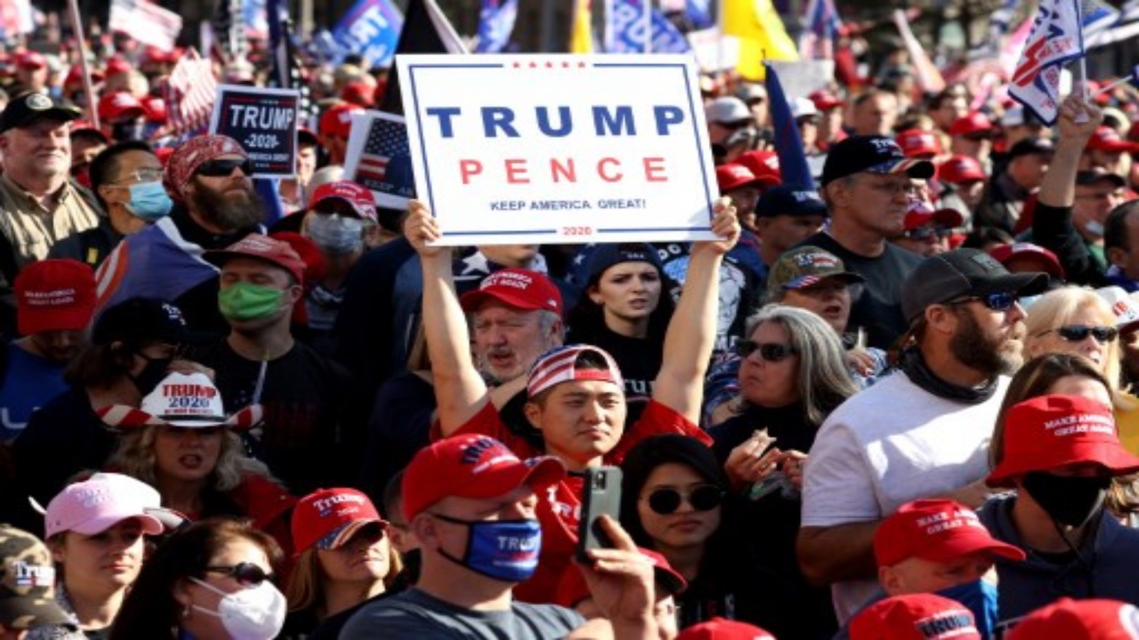 متظاهرون في مسيرة من ساحة الحرية إلى المحكمة العليا، في 14 نوفمبر 2020 في واشنطن العاصمة. أنصار الرئيس الأمريكي دونالد ترامب يسيرون للاحتجاج على نتائج الانتخابات الرئاسية لعام 2020