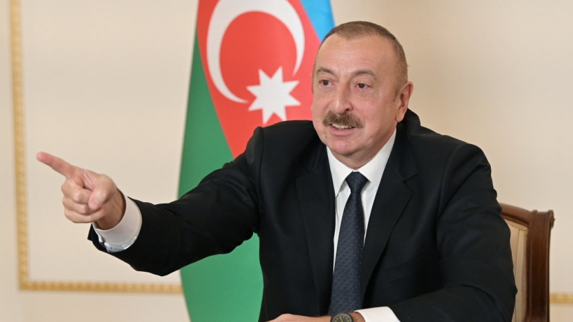 الرئيس الأذربيجاني إلهام علييف معلنًا الأحد السيطة على مدينة شوشة الاستراتيجية في قره باغ