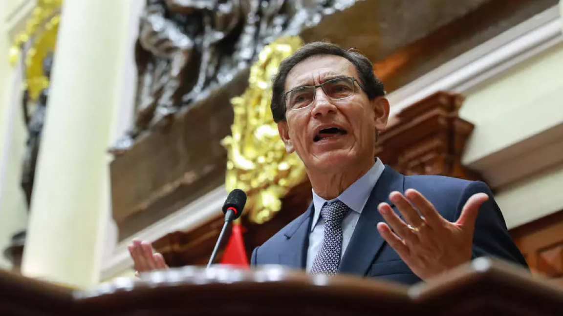 منع القضاء البيروفي الرئيس السابق مارتين فيزكارا من مغادرة البلاد بعد أيام من عزله بتهمة الفساد