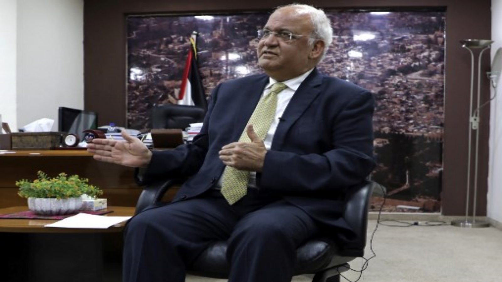  صورة التقطت في 3 مارس 2020 صائب عريقات ، الأمين العام لمنظمة التحرير الفلسطينية وكبير المفاوضين الفلسطينيين ، يتحدث إلى الصحفيين في مدينة رام الله بالضفة الغربية