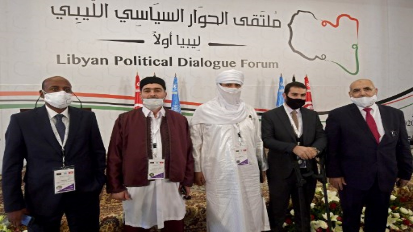 مندوبون ليبيون ، بينهم (من اليسار إلى اليمين) عبد السلام شوها ، وعبدالله شيباني ، وحسين محمد الأنصاري ، مشارك غير معروف ، وعبد المجيد ملاقطه ، افتتاح منتدى الحوار السياسي الليبي الذي استضافته قمرت بضواحي العاصمة التونسية يوم 9 نوفمبر 2020