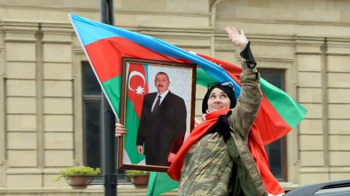 فتاة أذرية تحتفل بالاتفاق على وقف النار في قره باغ برعاية روسية بعد تحقيق بلادها مكاسب عسكرية مهمة