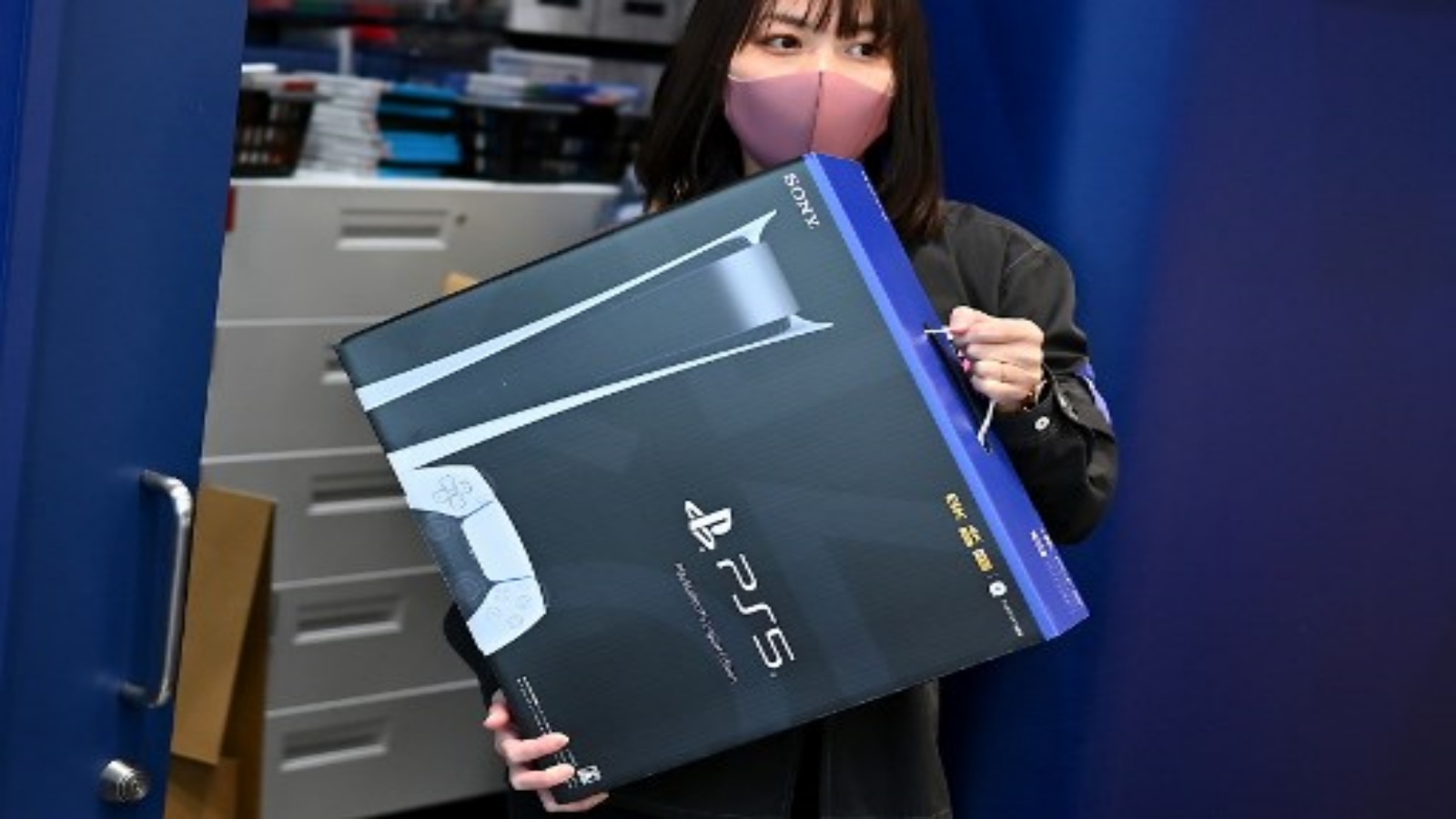 موظفة من Sony PlayStation 5 الجديدة في اليوم الأول من إطلاقه ، في متجر للإلكترونيات في كاواساكي محافظة كاناغاوا في 12 نوفمبر 2020.