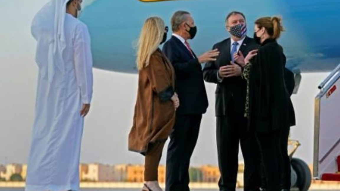 وزير الخارجية الأميركي مايك بومبيو والسفير الأميركي جون راكلوتا مع زوجتيهما في مطار أبوظبي الجمعة