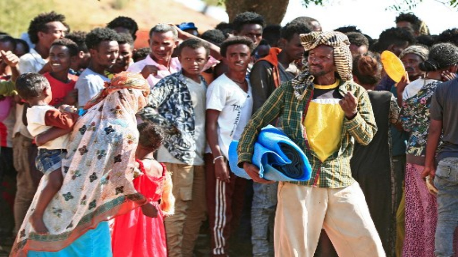 لاجئون إثيوبيون ، فروا من القتال العنيف في وطنهم ، يتجمعون في مخيم أم ركبة ببلدة القضارف شرقي الخرطوم ، في 15 نوفمبر 2020 ، بعد نقلهم من مركز الاستقبال الحدودي.