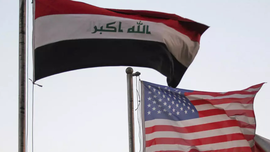 العلمان العراقي والاميركي امام فندق في العاصمة العراقية بغداد