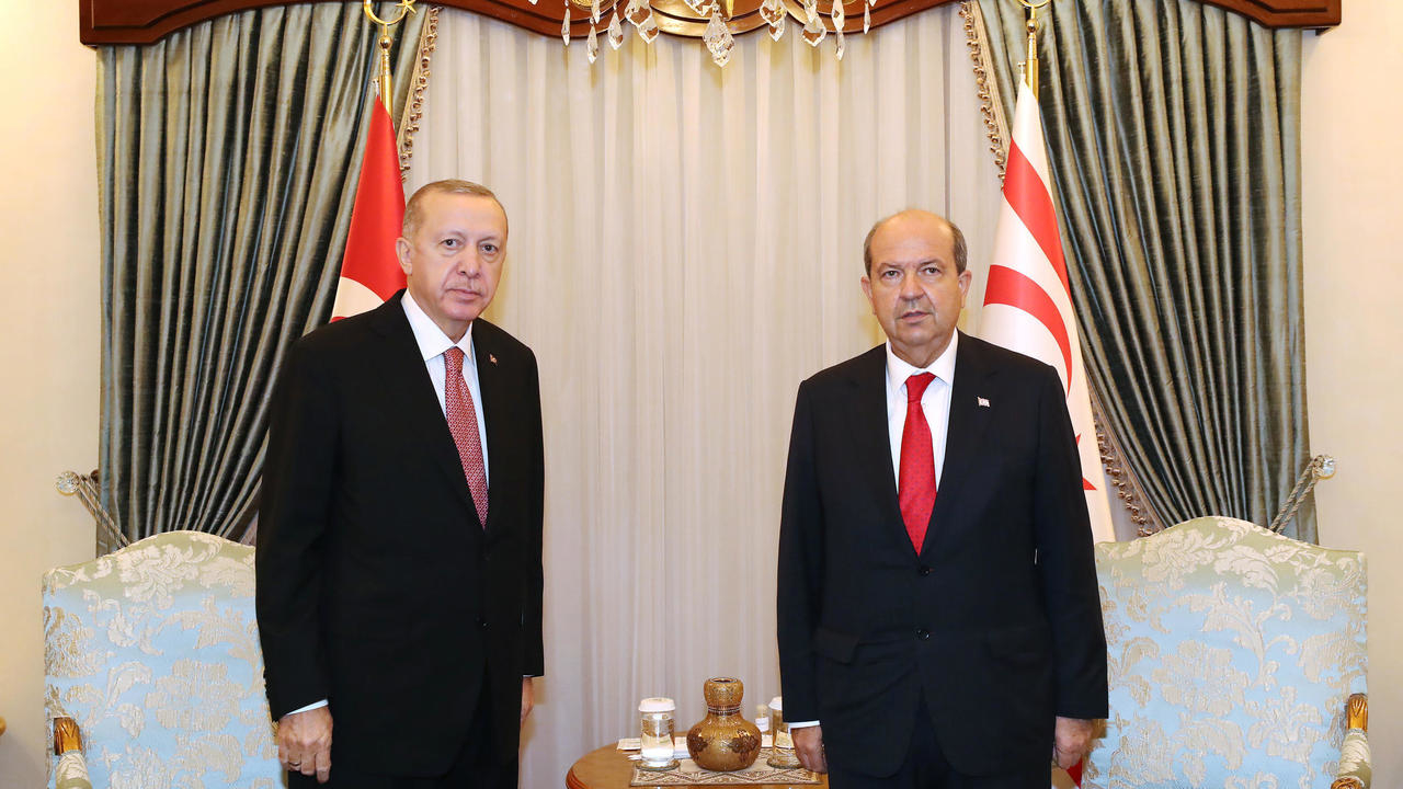 الرئيس التركي رجب طيب أردوغان (إلى اليسار) وزعيم القبارصة الأتراك إرسين تتار (إلى اليمين) خلال اجتماع في نيقوسيا، قبرص، في 15 نوفمبر/ تشرين الثاني2020