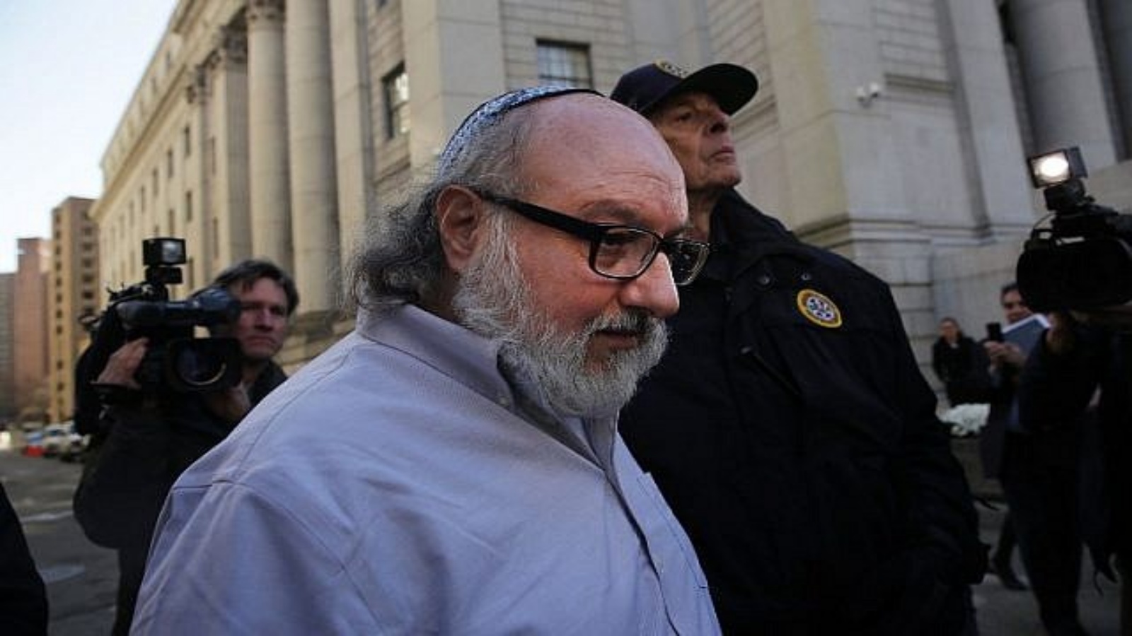 جوناثان بولارد ، الأمريكي المدان بالتجسس لصالح إسرائيل ، يغادر محكمة نيويورك بعد إطلاق سراحه من السجن بعد 30 عامًا ، في 20 نوفمبر 2015 في نيويورك.