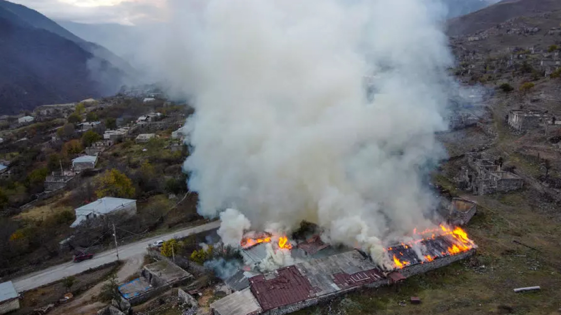 الدخان يتصاعد في بيوت حرقها أصحابها الأرمن في كالباجار التي كانت ستسلم إلى باكو الأحد وتم تأجيل التسليم إلى 25 نوفمبر