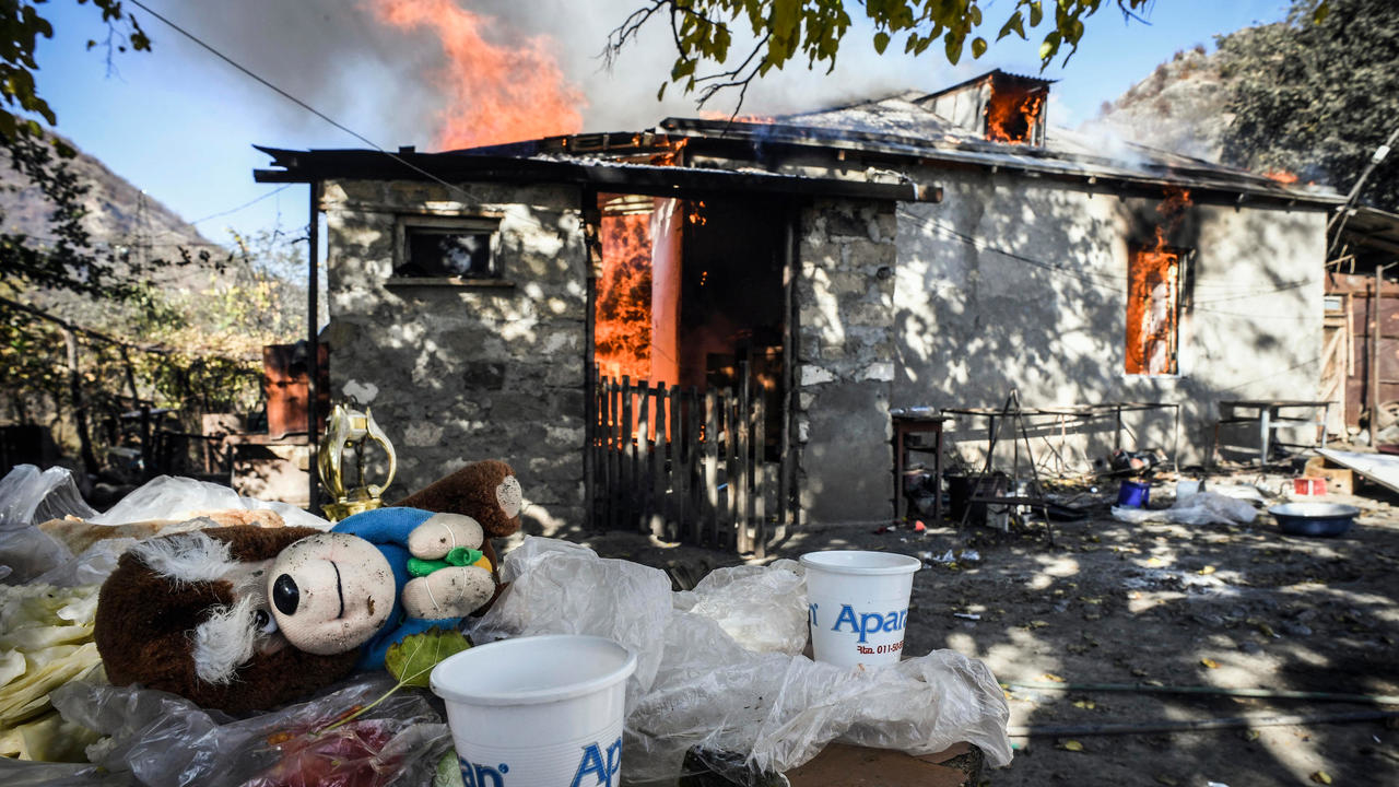 سكان قرية شارختار يحرقون منازلهم قبل وصول القوات الأذربيجانية، 14 تشرين الثاني/نوفمبر 2020