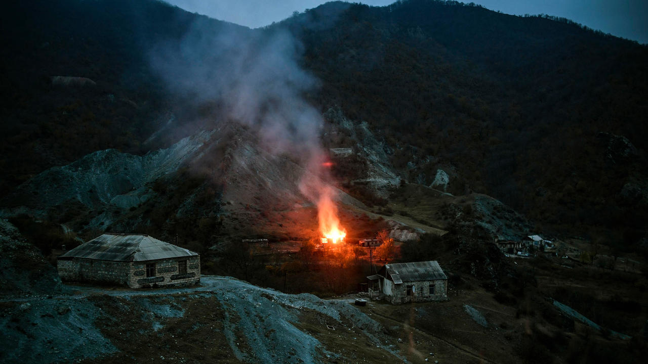 منزل يحترق قرب قرية مجاورة لكلبجار التي على القوات الارمينية الانسحاب منها في 14 تشرين الثاني/نوفمبر 2020