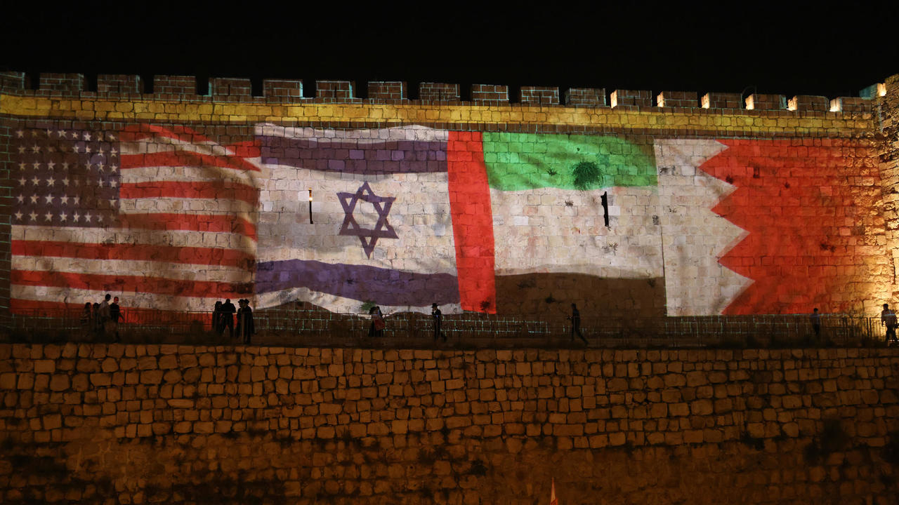 أعلام الولايات المتحدة والإمارات والبحرين وإسرائيل في المدينة القديمة في القدس بتاريخ 15 أيلول/سبتمبر 2020