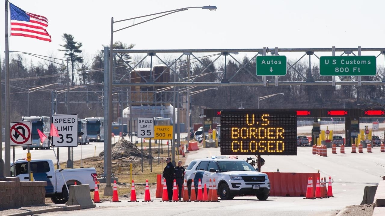 حاجز لشرطة الحدود الأميركية أمام أحد المعابر المغلقة بين الولايات المتحدة وكندا في 22 آذار/مارس 2020