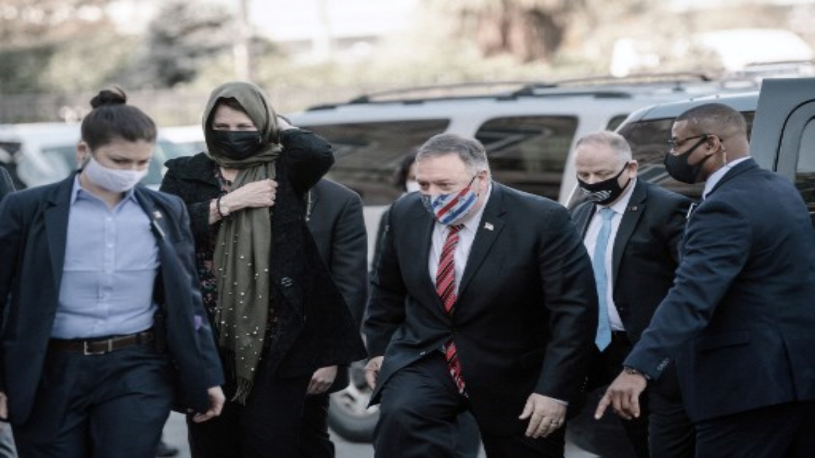وزير الخارجية مايك بومبيو (وسط) وزوجته سوزان (الثانية من اليسار) إلى مسجد رستم باشا خلال زيارة لمواقع دينية في اسطنبول ، في 17 نوفمبر 2020