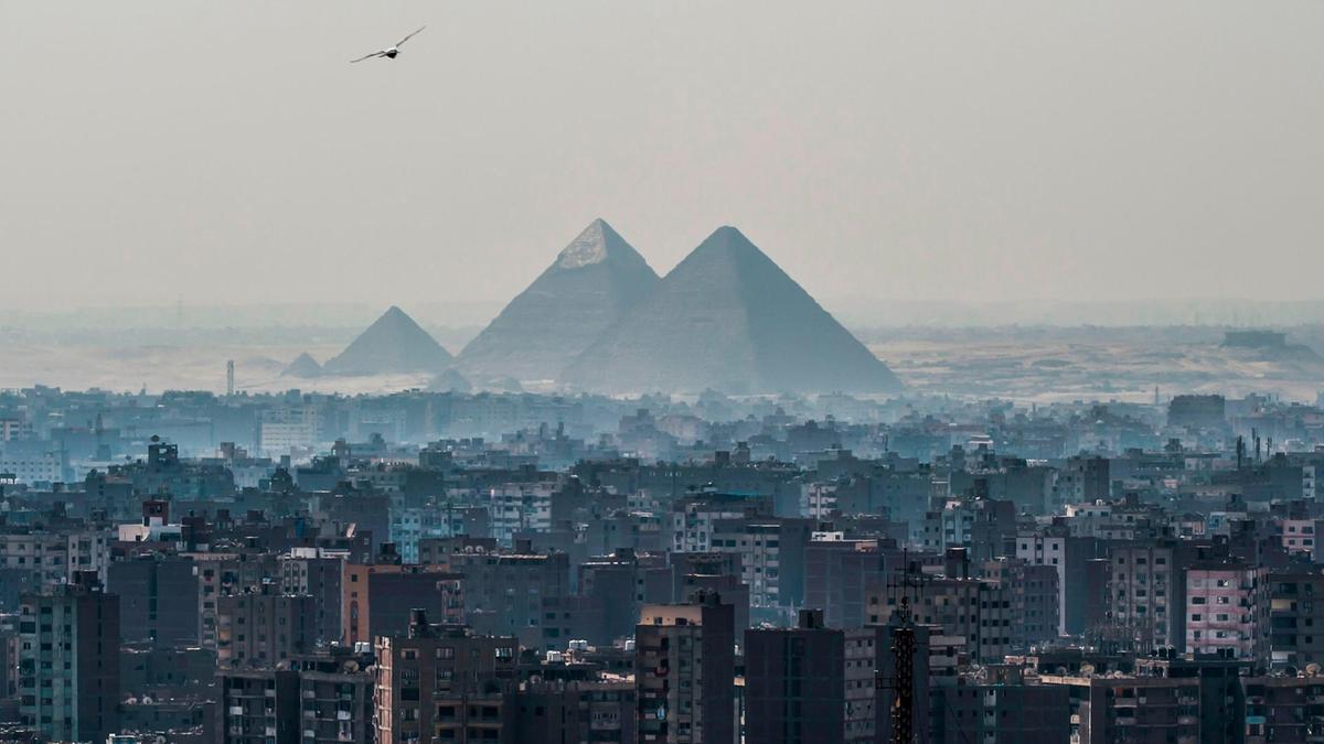 منظر عام لمدينة القاهرة وتبدو في الخلفية أهرامات الجيزة