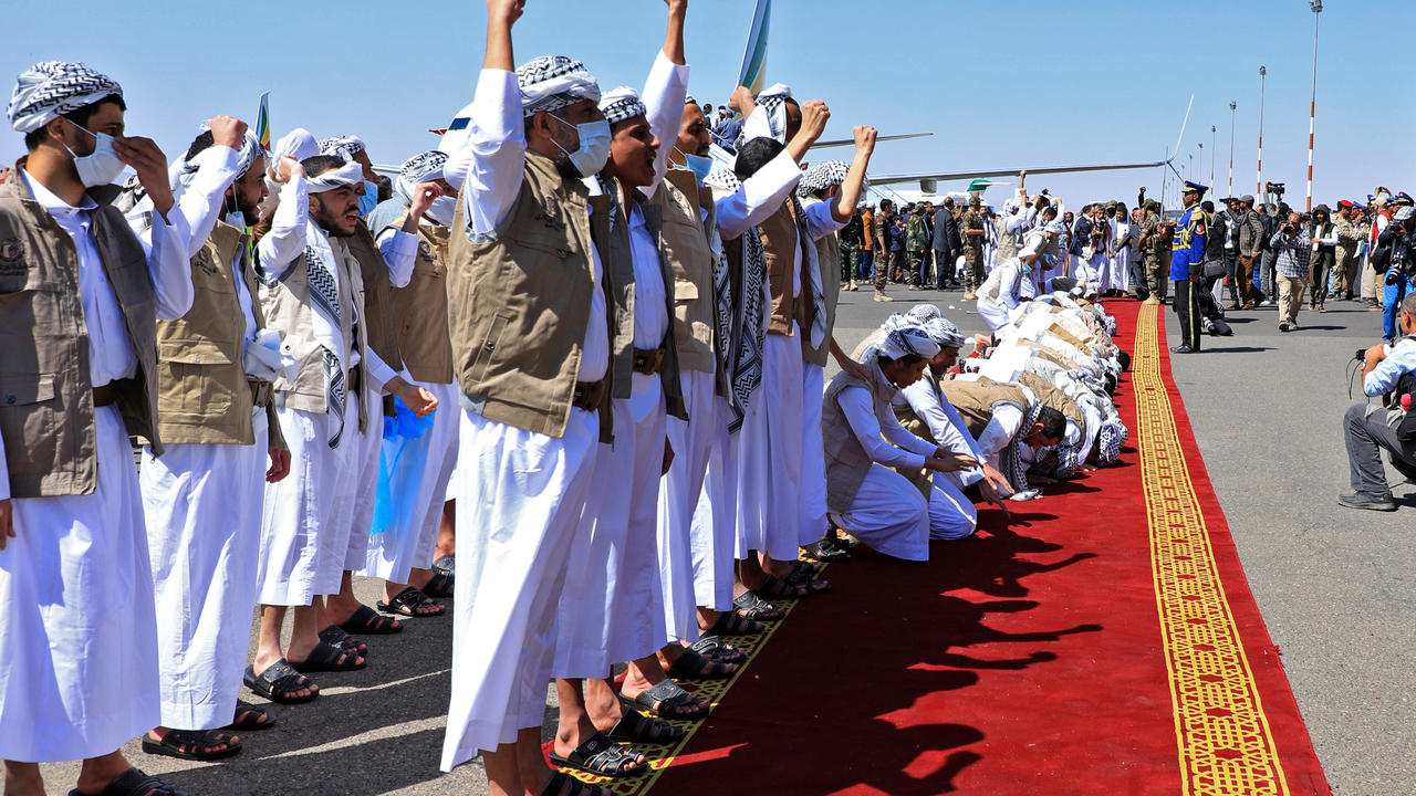 سجناء يمنيون سابقون بعد وصولهم إلى صنعاء اثر عملية تبادل مع الحكومة في 15 تشرين الأول/اكتوبر 2020