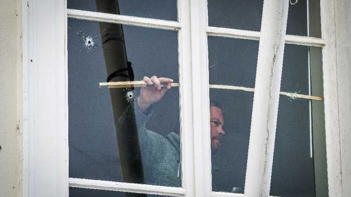 آثار الرصاص في نافذة السفارة السعودية في لا هاي