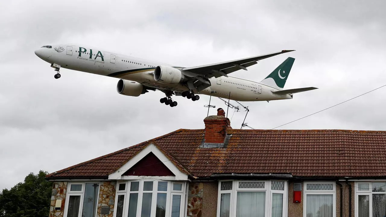 الولايات المتحدة والاتحاد الأوروبي حظرت الخطوط الجوية الباكستانية مؤقتا