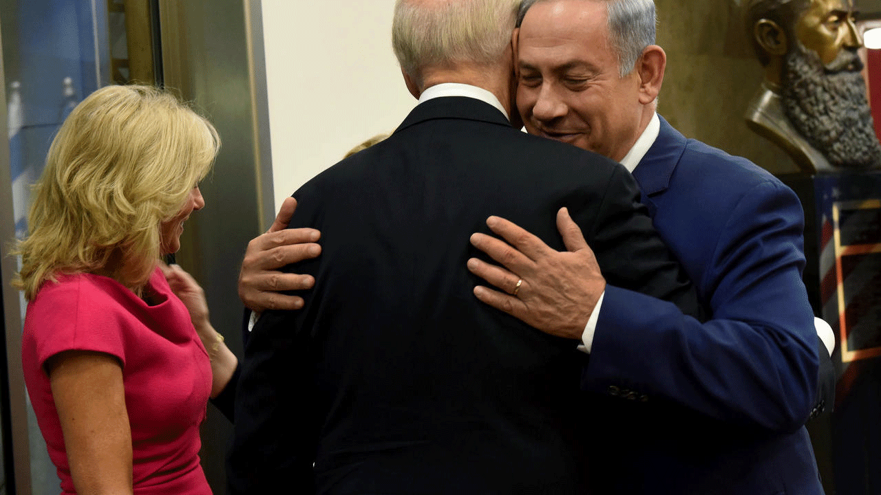 رئيس الوزراء الإسرئيلي بنيامين نتانياهو يعانق نائب الرئيس الأميركي جو بايدن في القدس في 2016