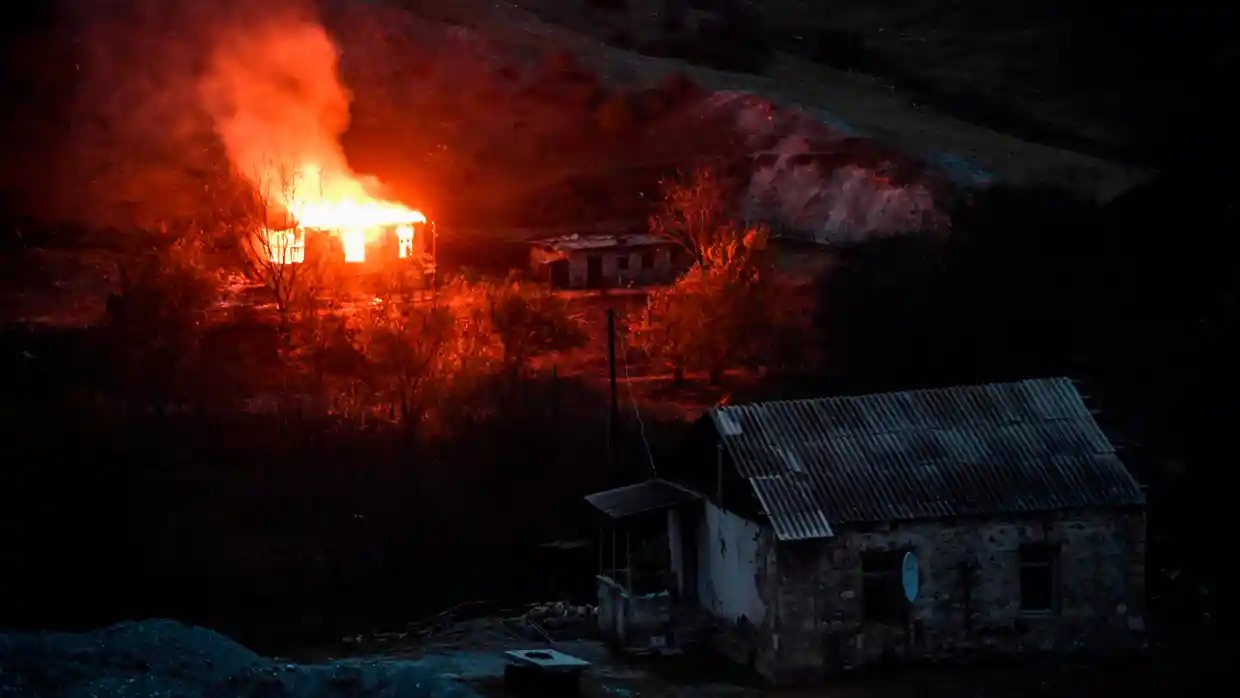 يحرق أرمينيون منازلهم قبل النزوح من الأراضي المتنازع عليها