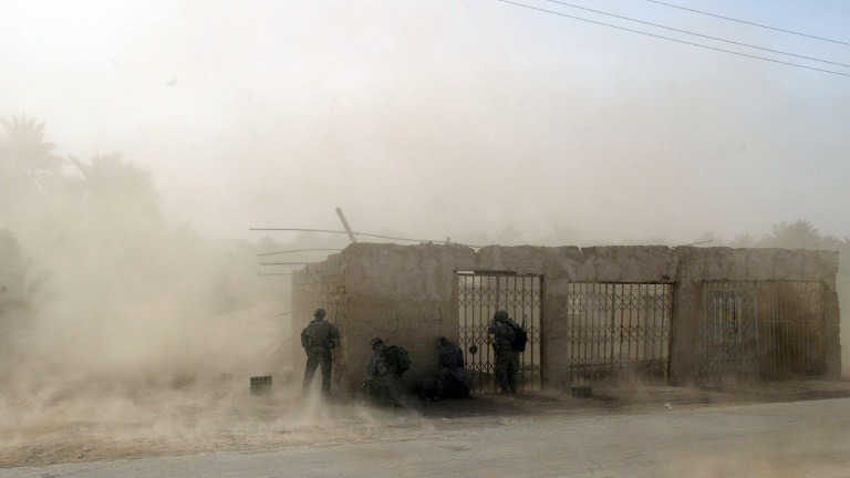 جنود أميركيون يحتمون خلال عملية إنزال في جنوب بغداد في 15 أبريل 2008