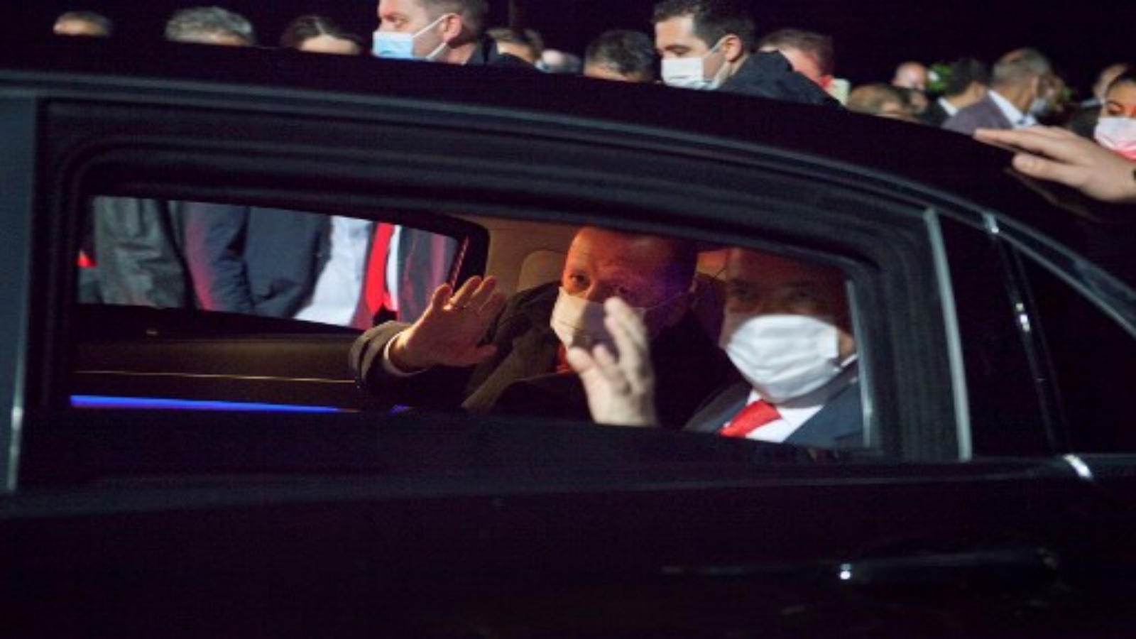 الرئيس التركي رجب طيب أردوغان وزعيم القبارصة الأتراك إرسين تاتار إلى مدينة فاروشا الشرقية المسيجة ، في شمال جزيرة قبرص المقسمة الواقعة على البحر المتوسط التي تسيطر عليها تركيا في 15 نوفمبر 2020.