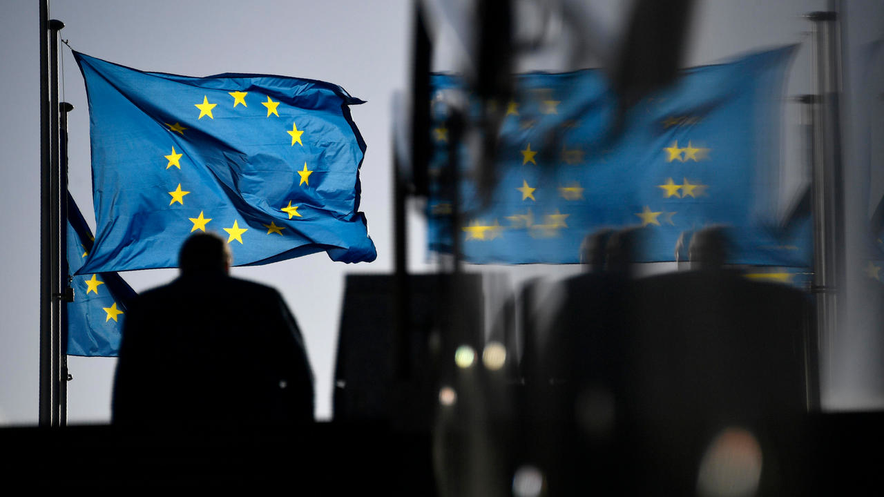العلم الأوروبي قرب مقر المفوضية الأوروبية في بروكسل في 17 شباط/فبراير 2020