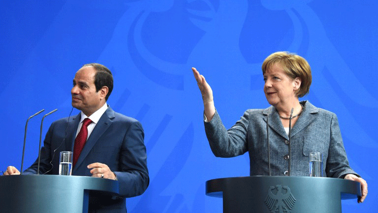 صورة أرشيفية تجمع المستشارة الألمانية أنغيلا ميركل والرئيس المصري عبد الفتاح السيسي