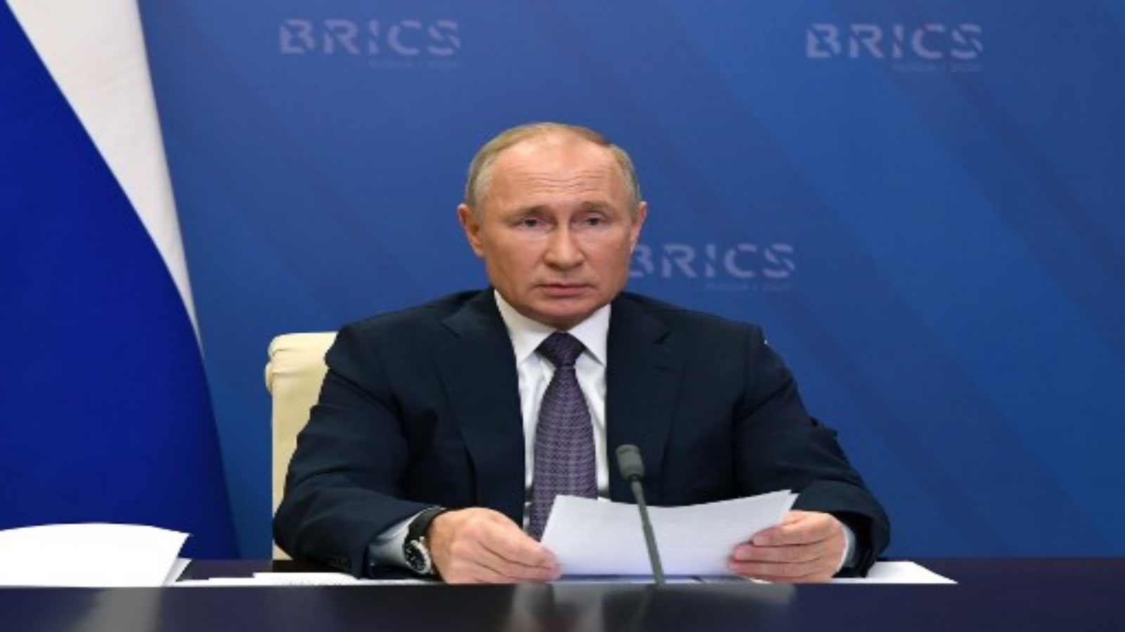 الرئيس الروسي فلاديمير بوتين يحضر قمة البريكس الثانية عشرة عبر الفيديو في مقر الإقامة الحكومي في نوفو أوغاريوفو خارج موسكو في 17 نوفمبر 2020.