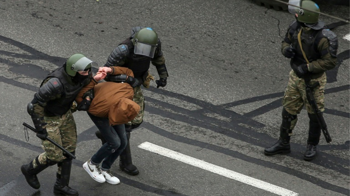 عناصر امن تعتقل متظاهرًا من المعارضة البيلاروسية في مينسك الأحد